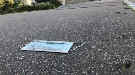 Un maque jonche un trottoir de Rouen (Seine-Maritime), le 21 mai 2020.&nbsp; (THOMAS SCHONHEERE / FRANCE-BLEU HAUTE-NORMANDIE)