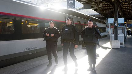 &nbsp; (Des policiers en patrouille à la gare de l'Est à Paris, le 15 novembre 2015 © Maxppp)