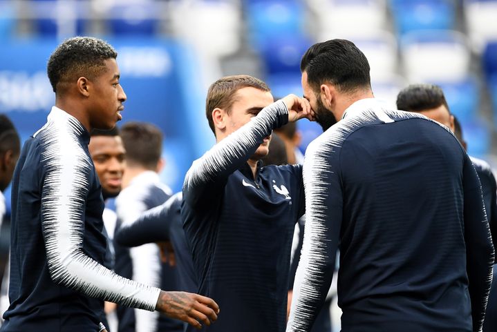 Antoine Griezmann touche la moustache d'Adil Rami lors d'un entraînement, le 5 juillet 2018 à Nizhny Novgorod, en Russie. (FRANCK FIFE / AFP)