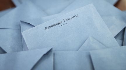 Des enveloppes contenant des bulletins de vote photographiées dans un bureau de vote du&nbsp;Pré-Saint-Gervais, près de Paris, lors du second tour des élections régionales, le 13 décembre 2015. (LOIC VENANCE / AFP)