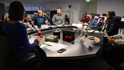 Avant le début de l'enregistrement, la journaliste Céline Asselot et la technicienne ont donné quelques conseils aux collégiens intervieweurs. (ESTELLE FAURE / FRANCEINFO - RADIO FRANCE)