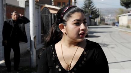 Leonarda Dibrani, coll&eacute;gienne rom kosovare expuls&eacute;e de France, r&eacute;pond aux questions des journalistes, le 20 octobre 2013 &agrave; Mitrovica (Kosovo).&nbsp; (ARMEND NIMANI / AFP)