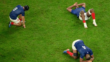 Le rêve du XV de France s'envole après sa défaite d'un point (28-29) en quarts de finale de la Coupe du monde de rugby contre l'Afrique du Sud, le 15 octobre 2023, au Stade de France (Seine-Saint-Denis). Près de deux semaines plus tard, les Springboks remportent leur deuxième titre d'affilée en dominant la Nouvelle-Zélande en finale (12-11). (ANTONIN THUILLIER / AFP)