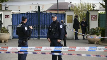 Des policiers devant la&nbsp;Grande Mosquée de Colmar (Haut-Rhin), le 22 septembre 2019. (SEBASTIEN BOZON / AFP)