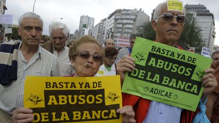 Des clients protestent contre "les abus des banques" lors d'une manifestation organis&eacute;e par l'Association des usagers des banques, le 2 juin 2012 &agrave; Coruna.&nbsp;&nbsp; (MIGUEL RIOPA / AFP)