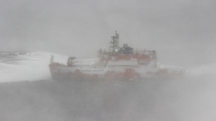 Le brise-glace "Aurora Australis", dans le blizzard, à la base Mawson, en Antarctique, le 25 février 2016. (AUSTRALIAN ANTARCTIC DIVISION / AFP)