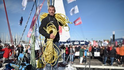 Sebastien Destremau lors de la dernière semaine de préparation avant le départ du Vendée Globe, en novembre 2016. (JEAN-SEBASTIEN EVRARD / AFP)