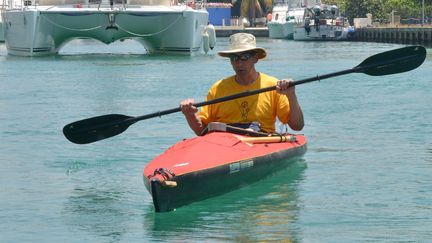 L'athl&egrave;te am&eacute;ricain Peter Crowley, aveugle, quitte la marina Hemingway de la Havane (Cuba), le 4 juin 2015,&nbsp;pour rallier la Floride (Etats-Unis) en kayak. (ADALBERTO ROQUE / AFP)