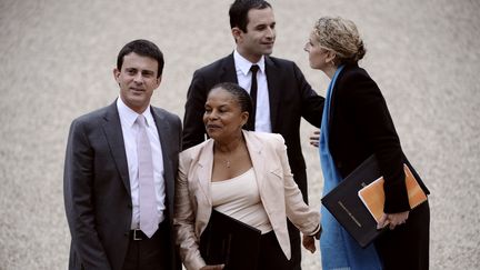 De gauche &agrave; droite : Manuel Valls, Christiane Taubira, Beno&icirc;t Hamon et Delphine Batho dans la cour de l'Elys&eacute;e, le 17 mai 2012. (LIONEL BONAVENTURE / AFP)