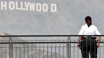 Une agent de sécurité en faction sur la terrace du Dolby Theatre de Los Angeles
 (MLADEN ANTONOV / AFP)