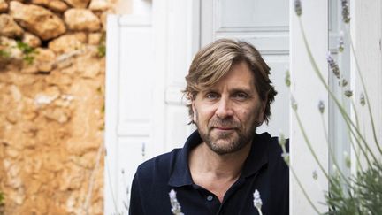 Le réalisateur suédois Ruben Östlund pose dans sa maison de Campos, sur l'île de Majorque, aux Baléares, le 18 avril 2023. (JAIME REINA / AFP)