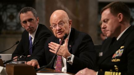 Le chef du renseignement américain, James Clapper, et le sous-secrétaire à la Défense pour le renseignement, Marcel Lettre, sont auditionnés au Sénat, à Washington (Etats-Unis), le 5 janvier 2017. (CHIP SOMODEVILLA / GETTY IMAGES NORTH AMERICA / AFP)