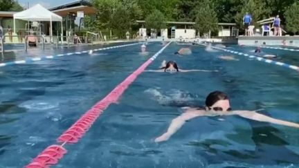 Météo : à Strasbourg, les habitants cherchent la fraîcheur dans une piscine&nbsp; (FRANCE 3)