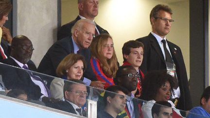 Image rare d'un vice-président américain à un match de football. Joe Biden lors du match USA-Ghana (gagné par les USA), le 17 juin 2014 (heure de Paris), à Natal au Brésil. Mais le vice-président est arrivé en retard et a raté le premier but américain, marqué après 30 secondes de jeu. On ne s'improvise pas supporter du jour au lendemain... dans un pays où le soccer est loin d'être le sport numéro un. ( EMMANUEL DUNAND / AFP)