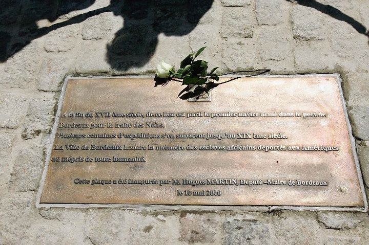 Une plaque en bronze rappelle le passé négrier de Bordeaux sur les quais de la ville. (JEAN-PIERRE MULLER / AFP)