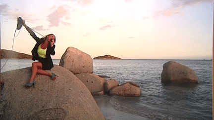 Dans ce cliché intitulé "Secrétaire", Emilie Raffali se moque d'un stéréotype qui porte à croire que les corses sont fainéants et travaillent à la plage 
 (Emilie Raffalli)