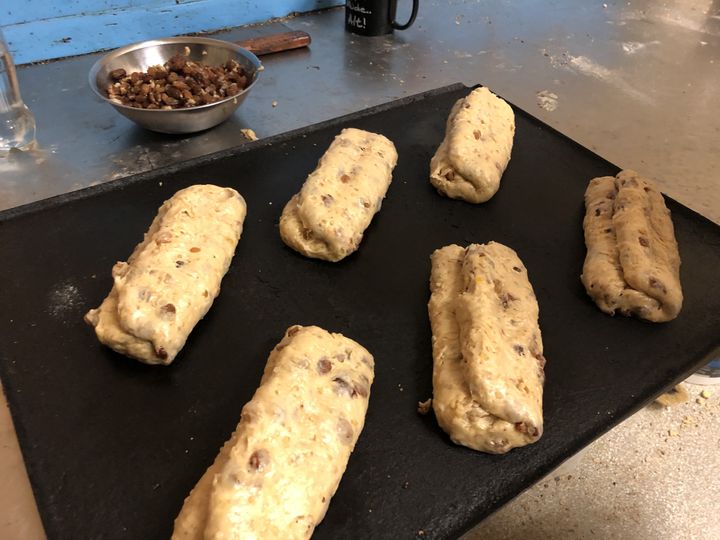 On trouve des "stollen"&nbsp;avec des fruits exotiques mais les Allemands préfèrent de loin la version traditionnelle aux raisins. (LUDOVIC PIEDTENU / RADIO FRANCE)