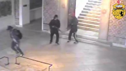 Deux hommes arm&eacute;s (&agrave; droite) ont attaqu&eacute; le mus&eacute;e du Bardo, &agrave; Tunis, le 18 mars 2015. (MINISTERE DE L'INTERIEUR / AFP)