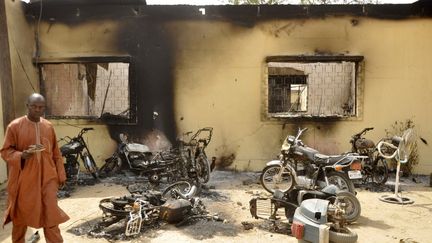 Un homme marche sur les ruines d'un b&acirc;timent apr&egrave;s une attaque &agrave; la bombe revendiqu&eacute;e par la secte islamiste Boko Haram, &agrave; Kano (Nigeria), le 21 janvier 2012. (REUTERS)