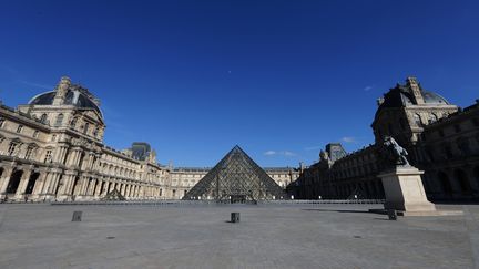 Le Louvre fermé, déserté, mais jamais oublié, sous un ciel bleu, le 2 mai 2020 (JP PARIENTE / SIPA)