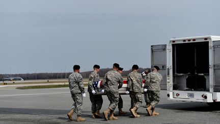 Des soldats américains portent le cercueil de l'un des leurs, tué en Afghanistan, le 8 avril 2013 à Dover (Etats-Unis). (PATRICK SMITH / GETTY IMAGES NORTH AMERICA / AFP)