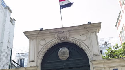 Le drapeau syrien flotte sur l'ambassade de Syrie &agrave; Paris, le 29 mai 2012.&nbsp; (JULIEN MUGUET / REUTERS )