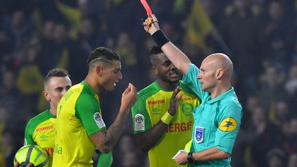 L'arbitre Tony Chapron adresse un carton rouge au défenseur Diego Carlos, le 14 janvier 2018, lors du match de Ligue 1 Nantes-PSG, au stade de La Beaujoire. (LOIC VENANCE / AFP)