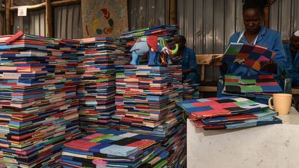 Les tongs sont ensuite découpées puis collées pour constituer des plaques multicolores pour pouvoir ensuite les transformer en objets ou jouets pour enfants. (SIMON MAINA / AFP)