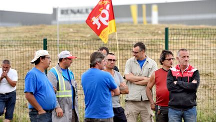 Des salariés de GM&amp;S lors d'une précédente opération de blocage de l'usine Renault de Villeroy (Yonne), le 19 juillet 2017. (MAXPPP)