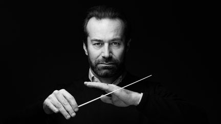 Le chef d'orchestre français Fabien Gabel le 21 novembre 2022 à Paris (JOEL SAGET / AFP)