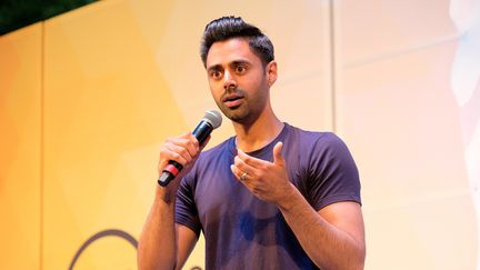 L'humoriste&nbsp;Hasan Minha se produit à Central Park à New York, le 21 juillet 2018. (MATTHEW EISMAN / GETTY IMAGES NORTH AMERICA / AFP)