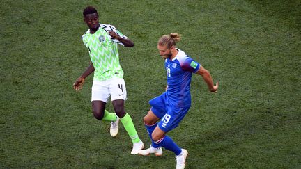 Le joueur nigérian&nbsp;Wilfred Ndidi&nbsp;et l'Islandais&nbsp;Rurik Gislason lors du match de Coupe de monde Nigeria-Islande, à&nbsp;Volgograd (Russie), le 22 juin 2018.&nbsp; (PHILIPPE DESMAZES / AFP)