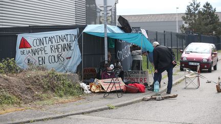 Des manifestants d'Extinction Rebellion se sont accrochés aux portes du site de stockage de déchets toxiques Stocamine à Wittelsheim (Haut-Rhin), le 27 avril 2024. (VINCENT VOEGTLIN/MAXPPP)