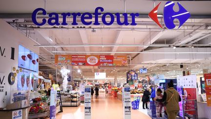 Hypermarché Carrefour de Villeneuve-la-Garenne, le 23 mars 2023. (THOMAS SAMSON / AFP)