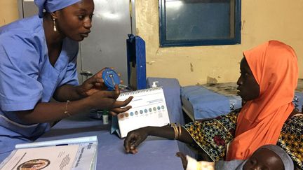 L'ONG Marie Stopes International, spécialisée dans la promotion de la santé sexuelle à travers le monde depuis 40 ans, offre des conseils en matière de contraception dans 38 pays, dont 16 africains. Son slogan: «Des enfants par choix, pas par hasard.» Au Niger, pays à majorité musulmane, les jeunes filles sont souvent mariées dès l'âge de 12 ans. L'Afrique est de tous les continents, celui dont la démographie va exploser d'ici à 2050. (Tim COCKS / REUTERS)