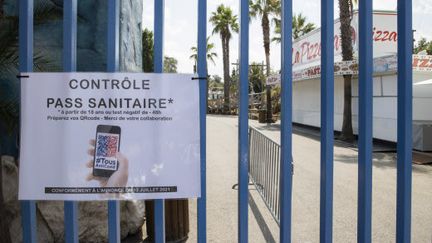 Le pass sanitaire, qui était déjà obligatoire dans&nbsp;les parcs de loisirs (comme ici, à Antibes), va le devenir également, à partir du 9 août, dans les établissements de soins. (SYSPEO/SIPA)