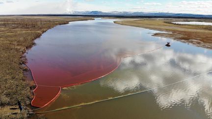 Une fuite de carburant dans la rivière Ambarnaya, près de Norilsk (Russie), le 3 juin 2020. (MARINE RESCUE SERVICE OF RUSSIA / AFP)