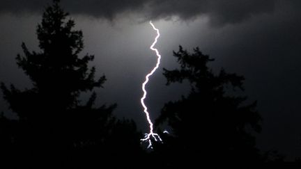 Un&nbsp;orage éclate à Bourgoin-Jallieu (Isère), le 1er septembre 2011. (MAXPPP)