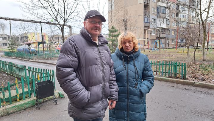 Youri et son épouse habitent juste en face l'école qui a été détruite par des frappes russes, février 2024. (GILLES GALLINARO / RADIO FRANCE)