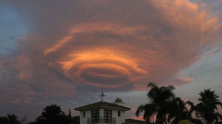 Un &eacute;trange nuage au-dessus de Marbella (Espagne), le 4 novembre 2013. (MAXPPP)