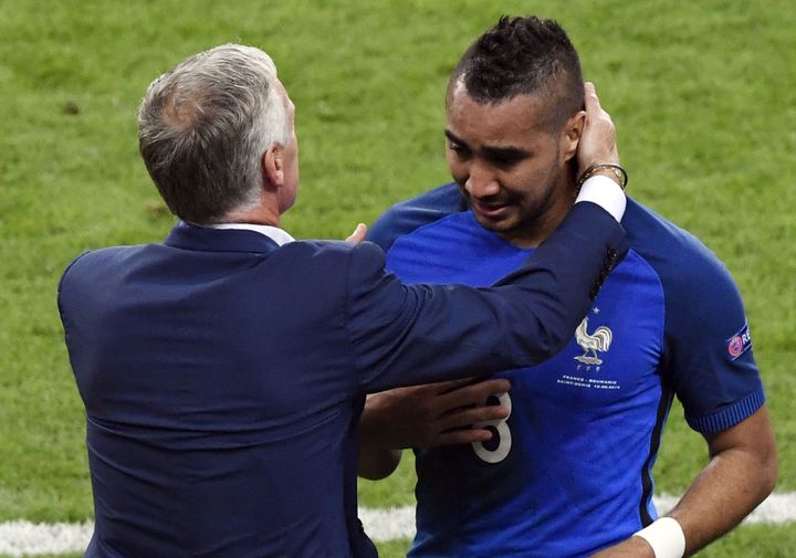 Dimitri Payet, submergé&nbsp;par l'émotion, lors de sa sortie du terrain lors de France-Rouamnie, vendredi 10 juin au Stade de France. (MIGUEL MEDINA / AFP)