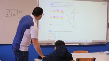 Un professeur de mathématique au collège. Photo d'illustration (FRED HASLIN / MAXPPP)