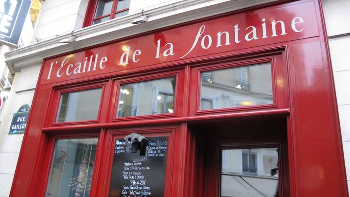 La devanture de L'Ecaille de la Fontaine, un autre restaurant de G&eacute;rard Depardieu, au 15 rue Gaillon, dans le 2e arrondissement de Paris. (LOUIS SAN / FRANCETV INFO)