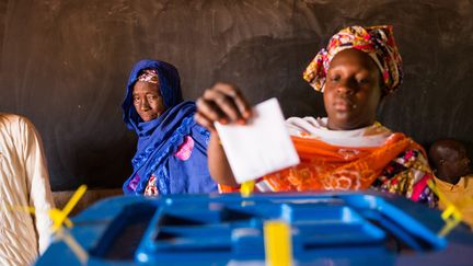 Des Maliennes votant au premier tour de la présidentielle, le&nbsp;29 juillet 2018 à Bamako. (LUCA PISTONE / MAXPPP)