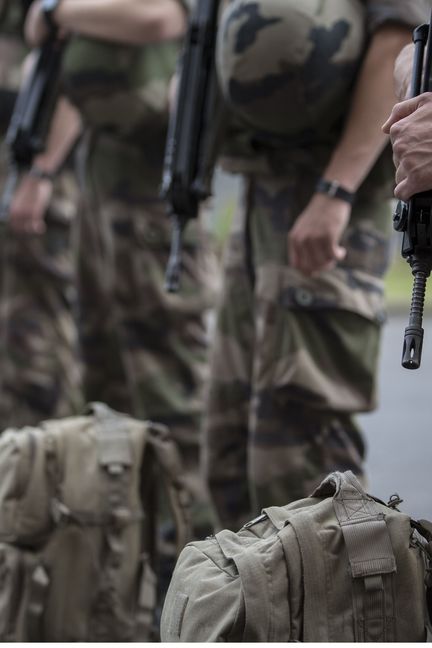 Des soldats membres de l'opération Sentinelle au fort de Vincennes (Paris), le 25 juillet 2016. (ZIHNIOGLU KAMIL / SIPA)