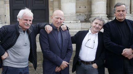 Les photographes Yann Arthus-Bertrand, Sébastiao Salgado, Jean Gaumy et Bruno Barbey devant l'Institut de France le 13 avril 2016.
 (François Guillot / AFP)