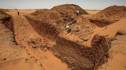 Une vaste tranchée creusée par des chasseurs d'or sur le site dévasté de Jabal Maragha, vieux de deux millénaires, dans le désert de Bayouda à quelque 270 kms au nord de la capitale soudanaise Khartoum le 20 août 2020.&nbsp; (EBRAHIM HAMID / AFP)