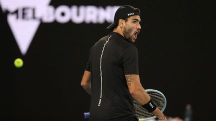 Matteo Berrettini, lors de son quart de finale de l'Open d'Australie face à Gaël Monfils, le 25 janvier 2022. (MARTIN KEEP / AFP)