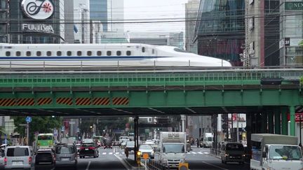 Au Japon, le TGV local n'est pratiquement jamais en retard. Là-bas, il s'appelle le Shinkansen. Sa ponctualité est une fierté nationale, grâce à une organisation millimétrée. (France 2)