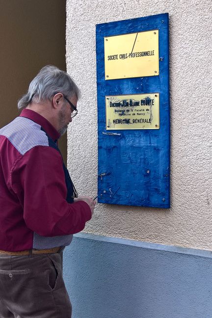 Installé à Waldwisse depuis le 1er janvier 1978, le médecin Jean-Claude Courte dévisse définitivement la plaque de son cabinet, à contrecœur. (FABIEN MAGNENOU / FRANCEINFO)